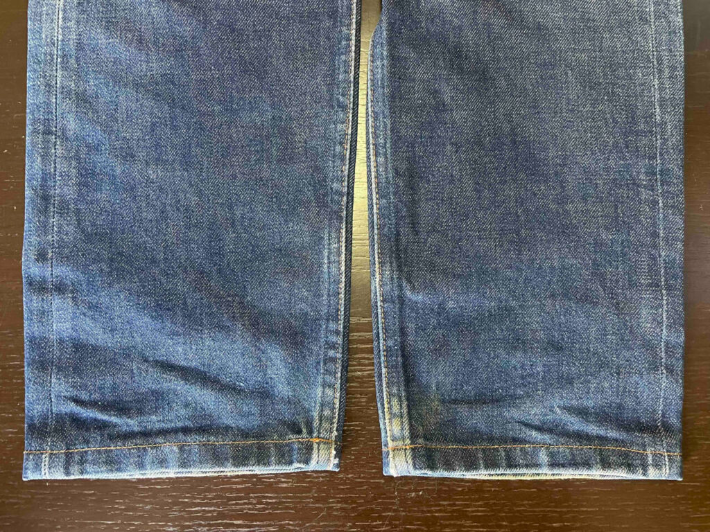 4年半履いたA.P.C.プチニュースタンダードの裾のアタリ