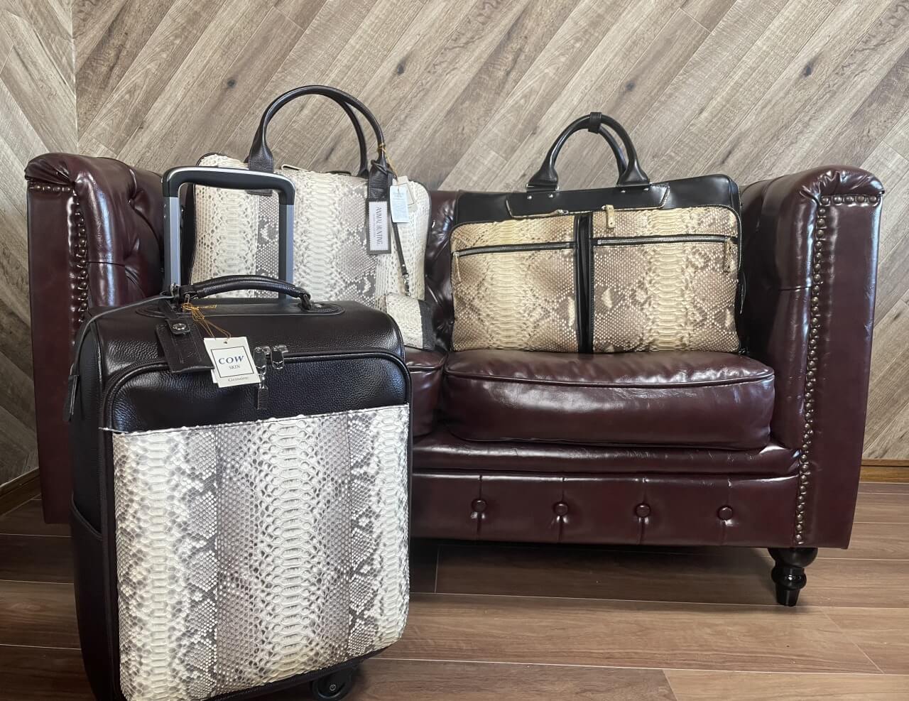 パイソンレザーのビジネスバッグとスーツケース