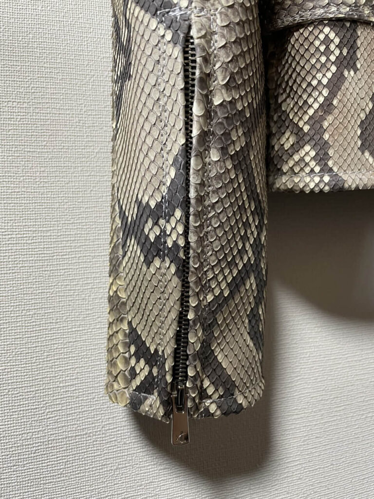 袖ジップを閉じる