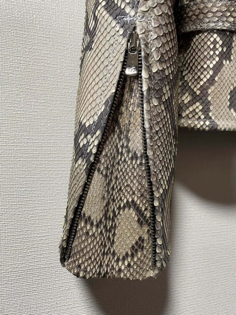 袖ジップを開ける