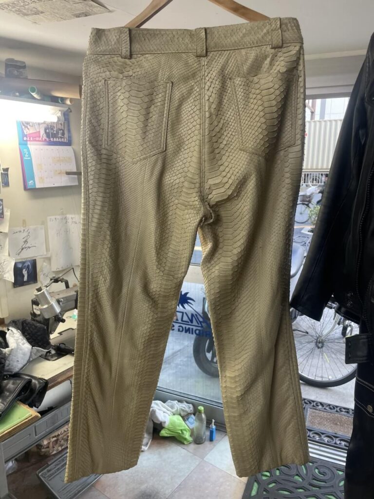 パイソンの革パン