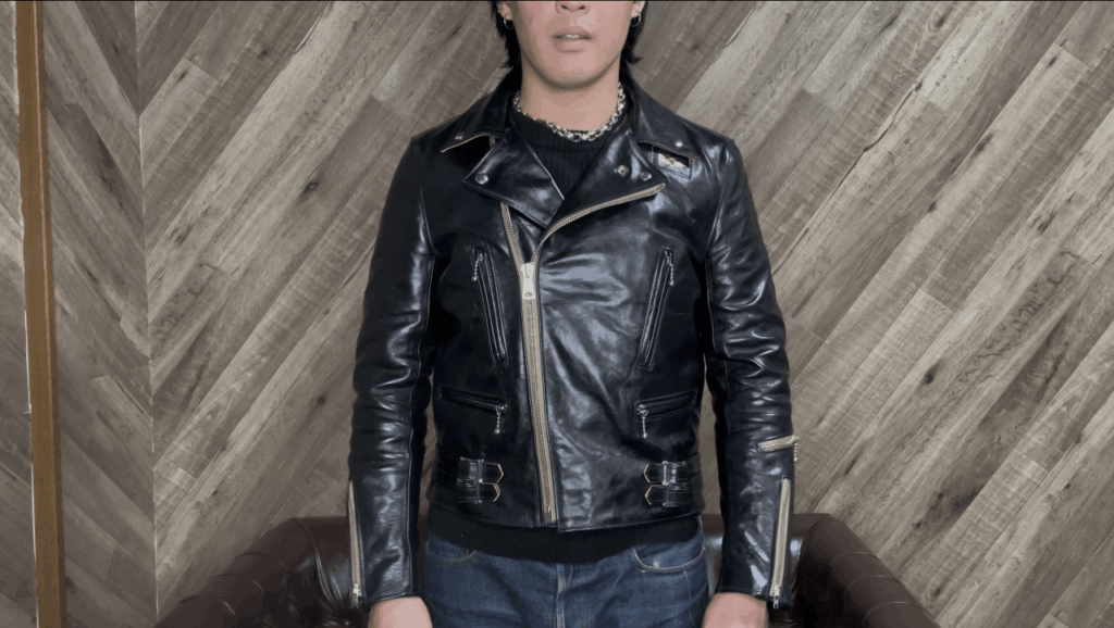 オーダーしたルイスレザーライトニングタイトフィット（正面・ニットの上から着用）