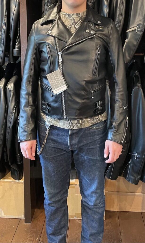 ルイスレザーライトニングタイトフィットのサイズ38を試着