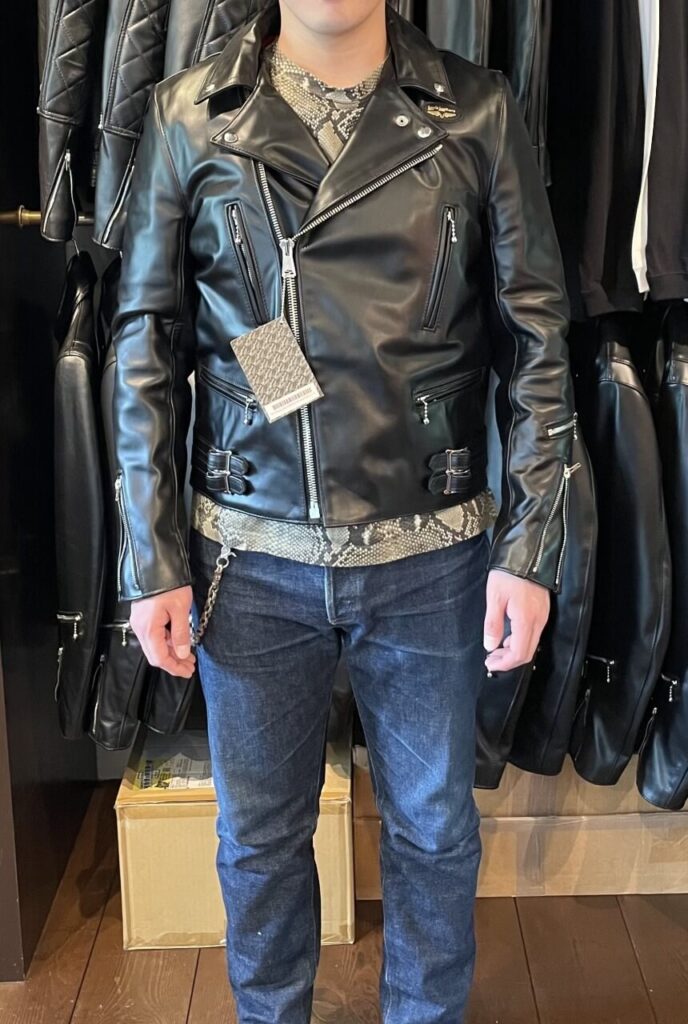 ルイスレザーライトニングタイトフィットのサイズ40を試着