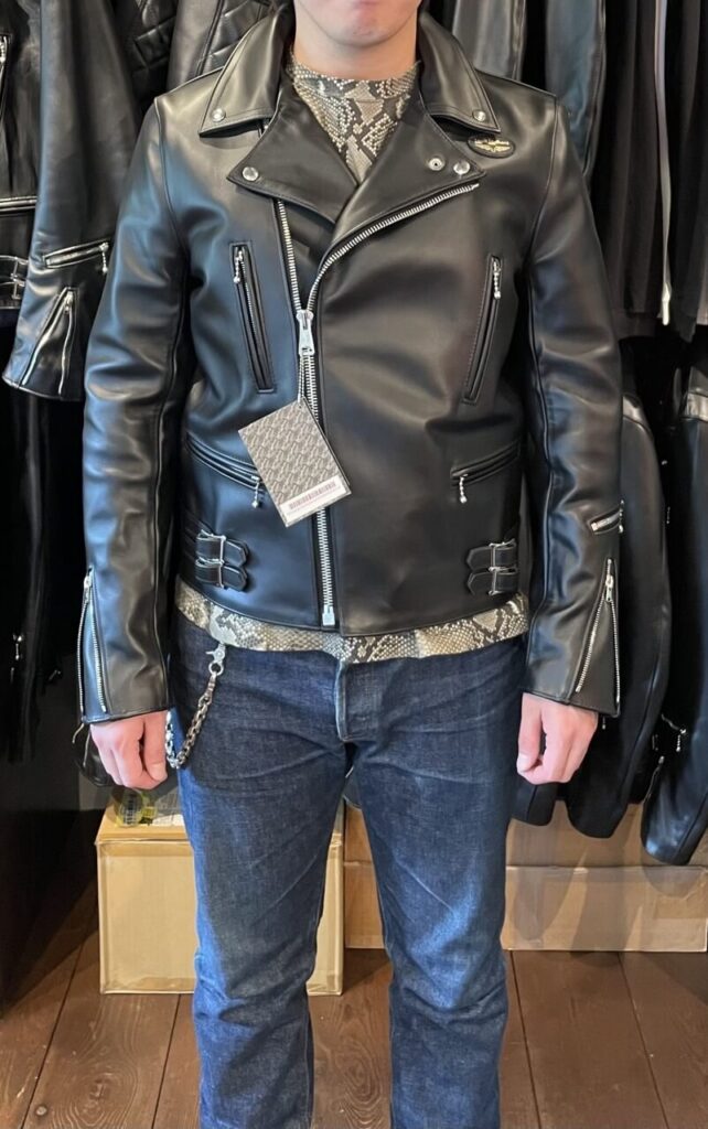 ルイスレザーライトニングタイトフィットのサイズ42を試着