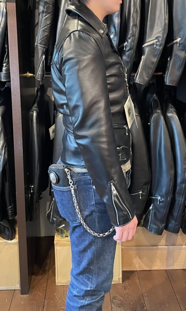 ルイスレザーライトニングタイトフィットのサイズ38を試着