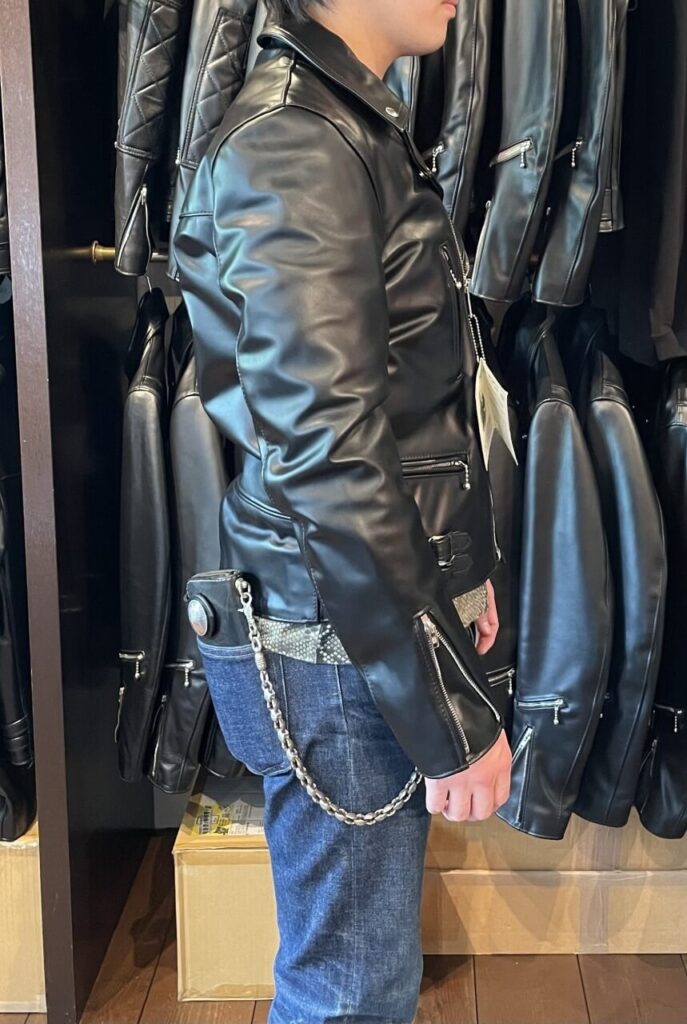 ルイスレザーライトニングタイトフィットのサイズ40を試着