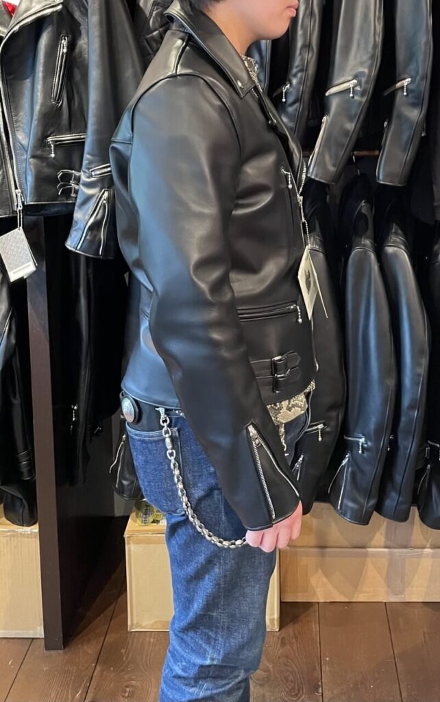 ルイスレザーライトニングタイトフィットのサイズ42を試着