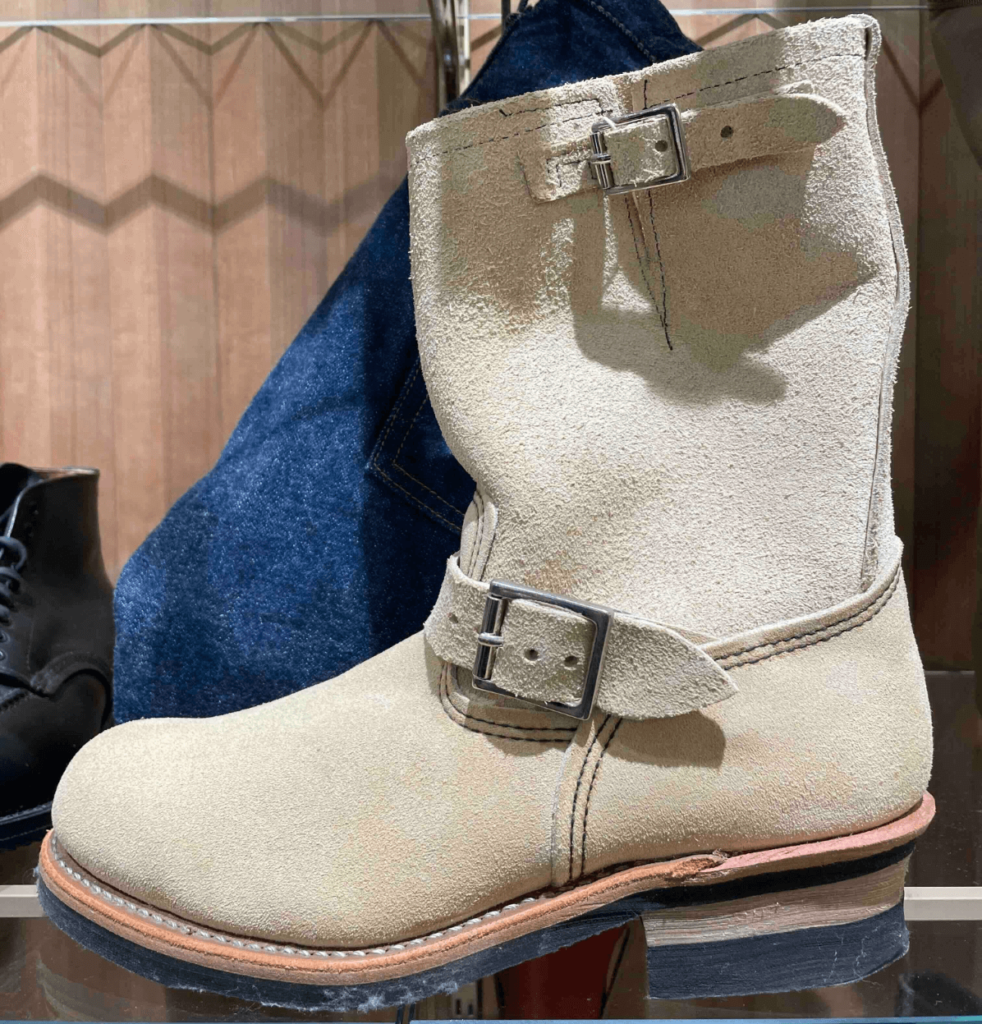 レッドウィング8268のラフアウトは現行仕様の短く均一な長さのもの。