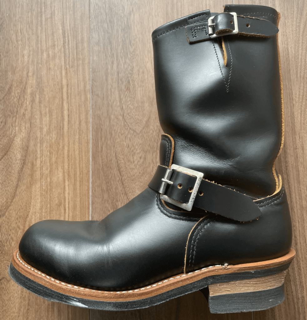 通常のベルト位置 レッドウィング9268は通常の位置にベルトがある。