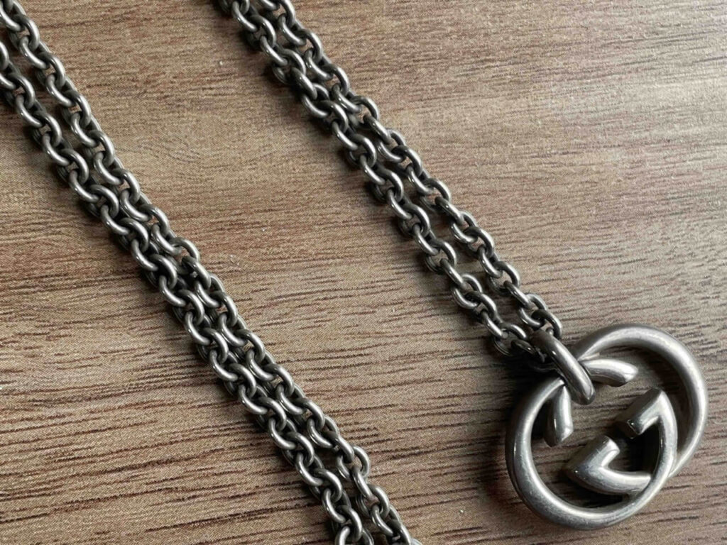 黒ずみ落とし前のグッチのネックレス
