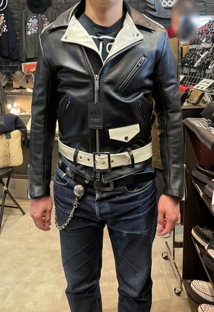 666LJM-10TFタイトフィットフロントベルトライダースジャケットのサイズ36をTシャツの上から試着。