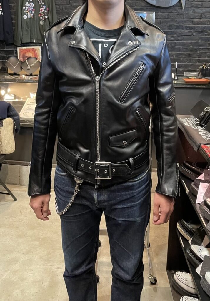 666LJM-10TFタイトフィットフロントベルトライダースジャケットのサイズ38をTシャツの上から試着。