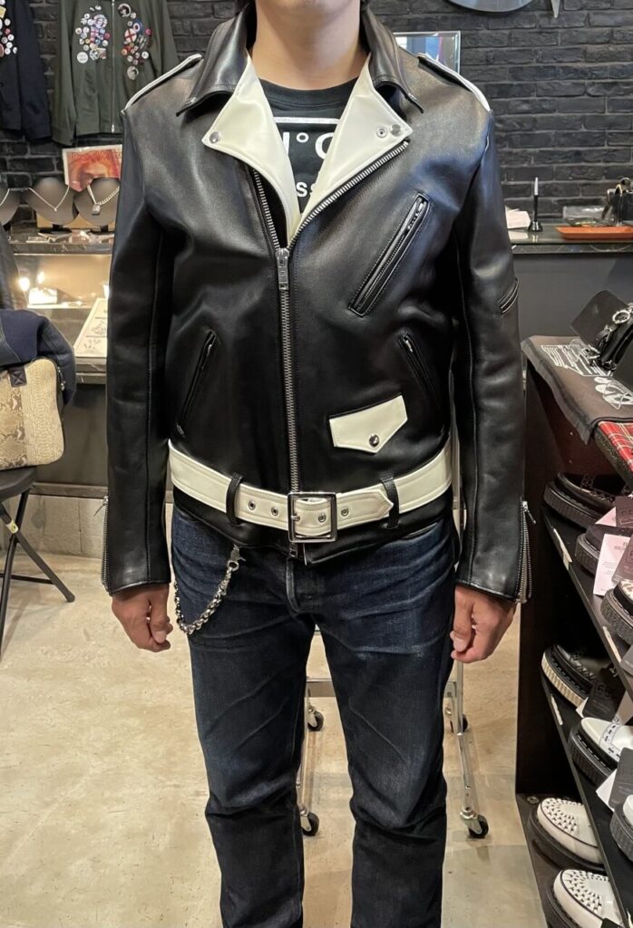 666LJM-10TFタイトフィットフロントベルトライダースジャケットのサイズ40をTシャツの上から試着。