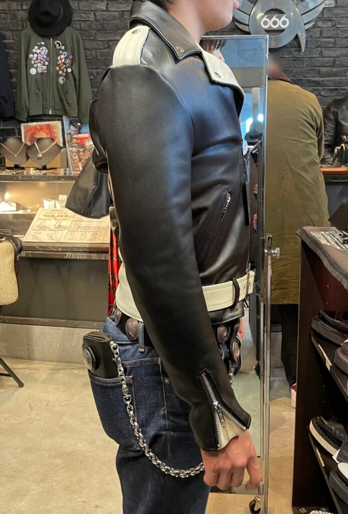 666LJM-10TFタイトフィットフロントベルトライダースジャケットのサイズ36をニットの上から試着。