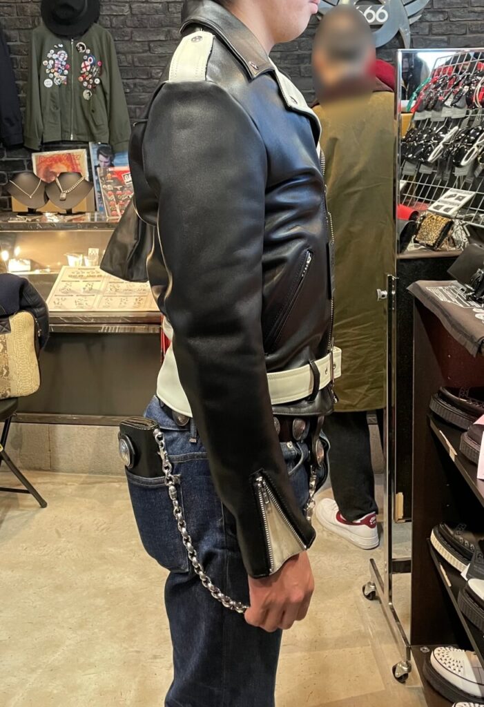 666LJM-10TFタイトフィットフロントベルトライダースジャケットのサイズ36をTシャツの上から試着。