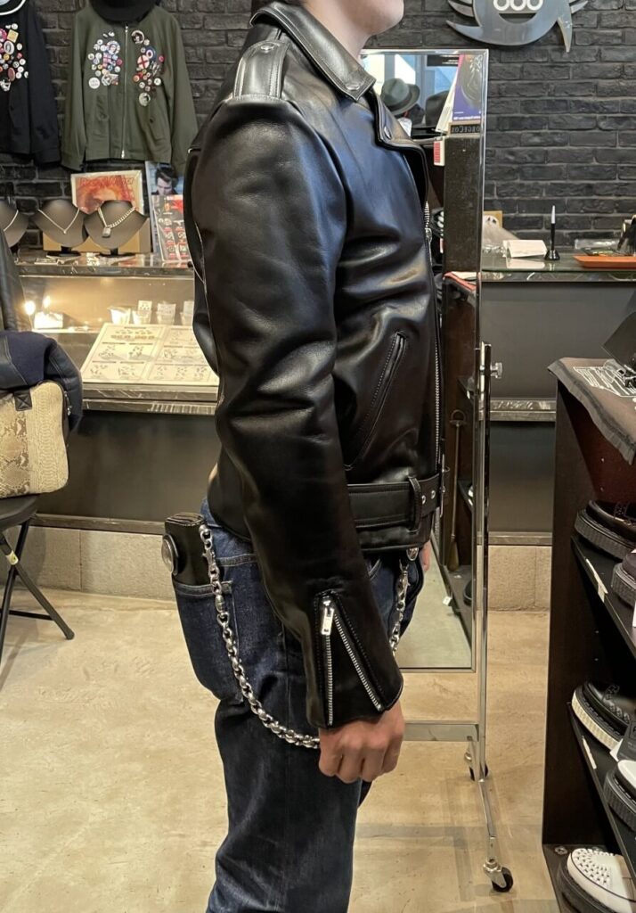 666LJM-10TFタイトフィットフロントベルトライダースジャケットのサイズ38をTシャツの上から試着。