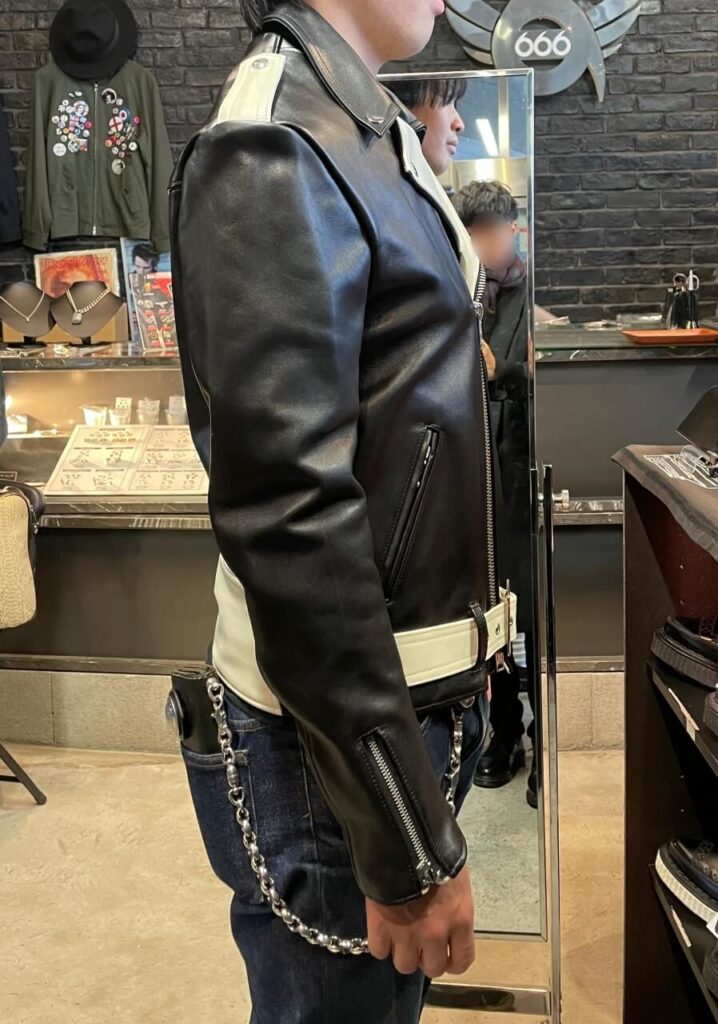 666LJM-10TFタイトフィットフロントベルトライダースジャケットのサイズ40をニットの上から試着。