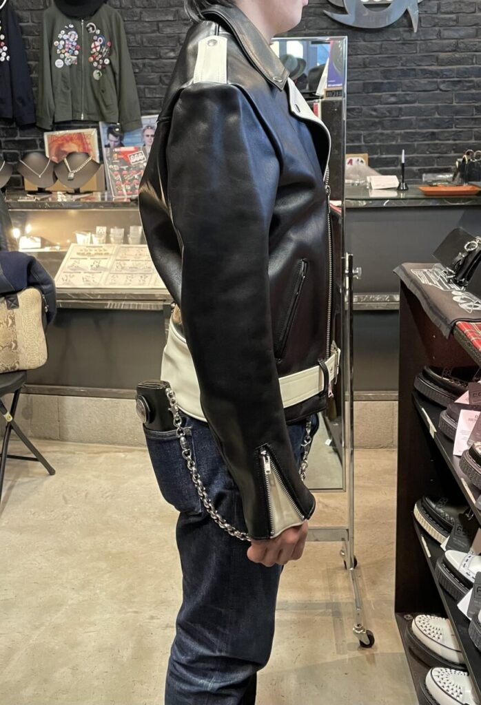 666LJM-10TFタイトフィットフロントベルトライダースジャケットのサイズ40をTシャツの上から試着。