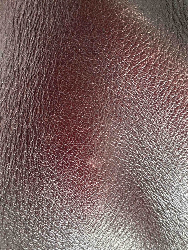 経年変化したブラックチェリー・フェザーストーンレザー