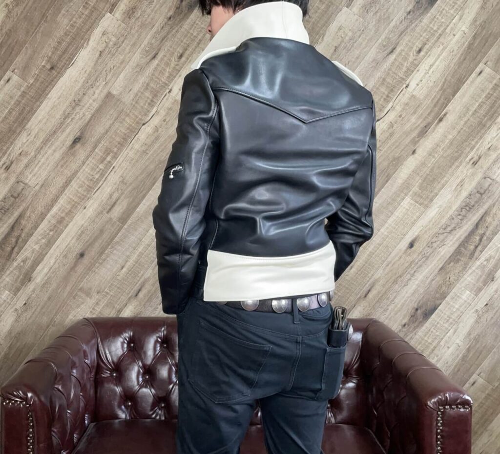 666ライダースの襟裏を白にした。