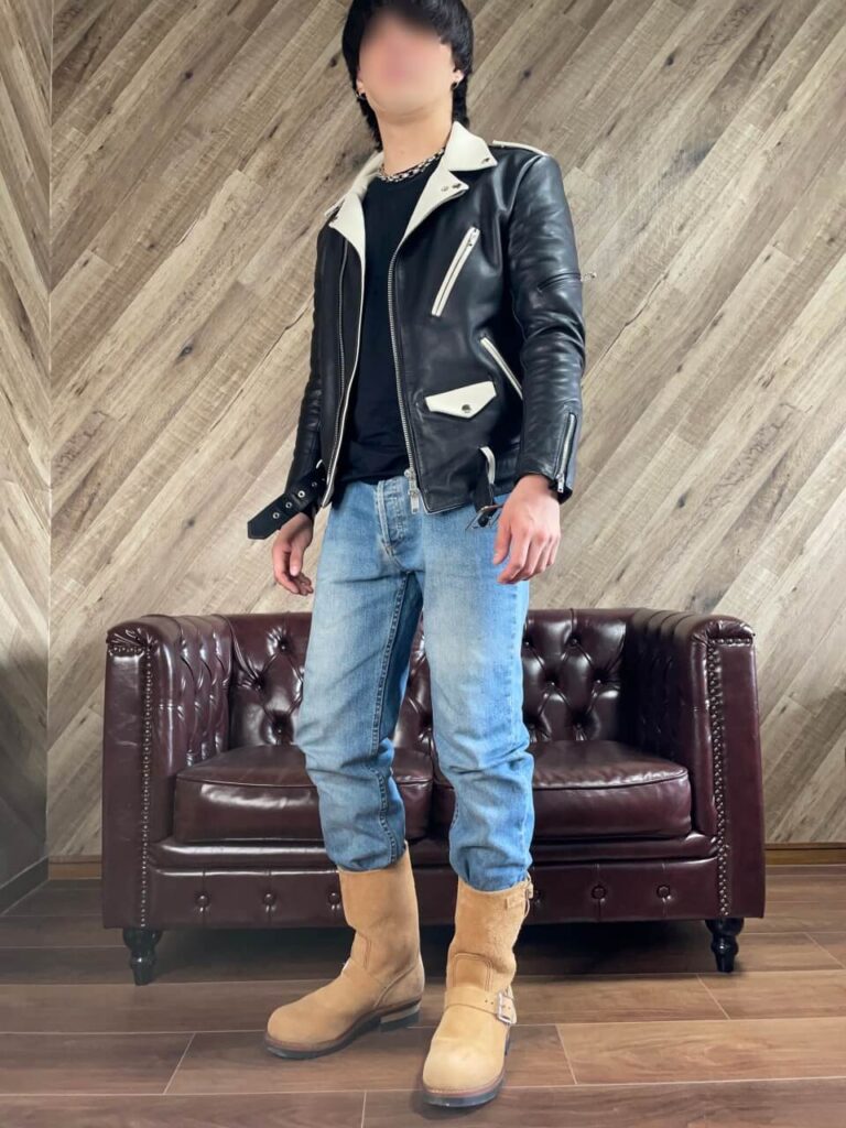 白黒ライダースと薄色ジーンズとベージュラフアウトエンジニアブーツのコーディネイト