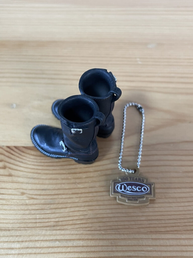 Wesco BOSS COLLECTIONのボールチェーンを取り外す。