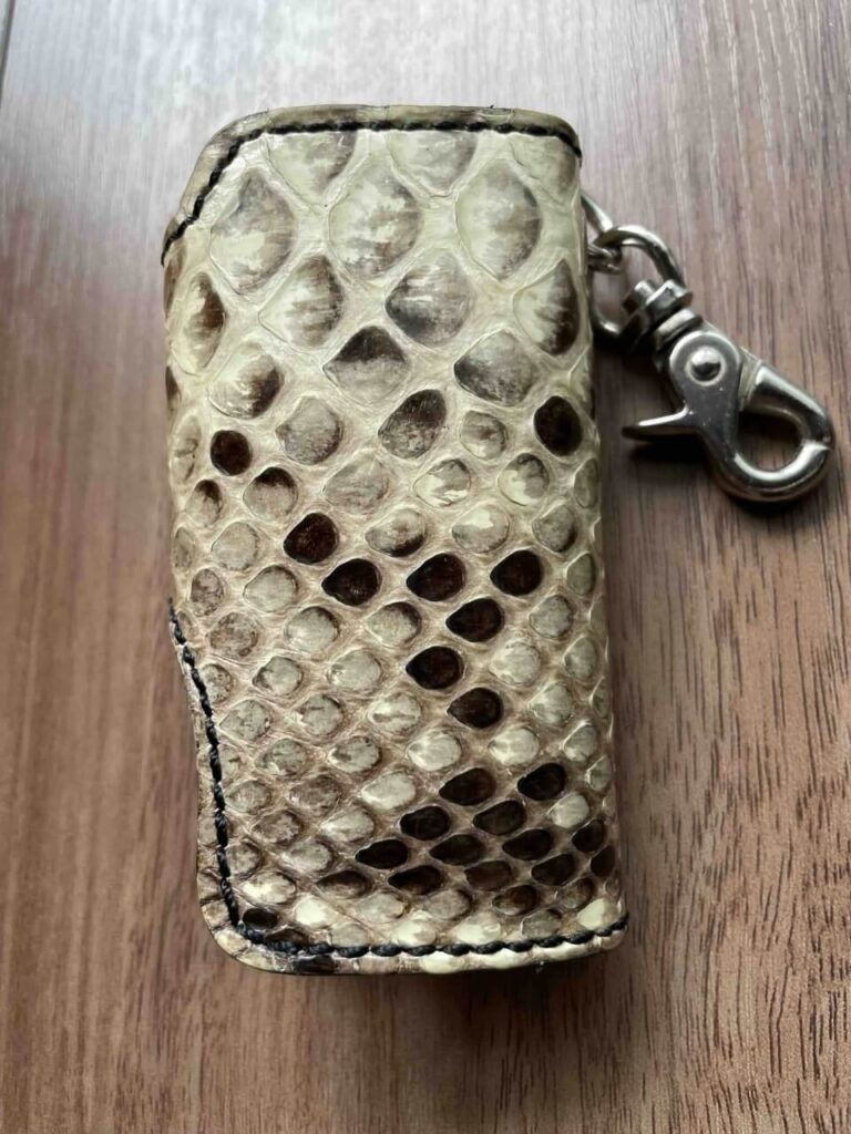 KC,s ハンギングキーケース パイソンレザー(経年変化後・背面)