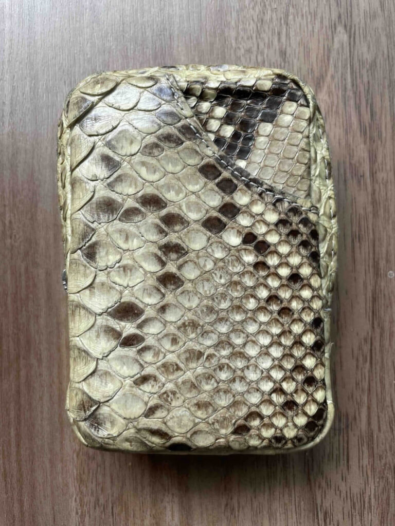 パイソンレザーのシガレットケース(経年変化後・背面)