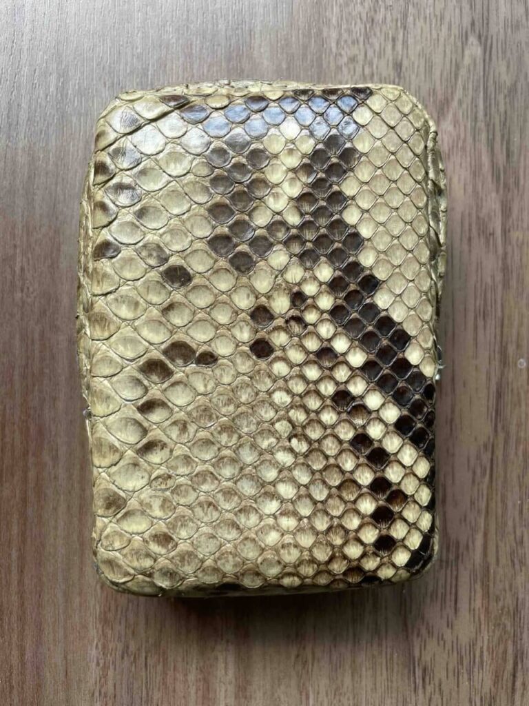 パイソンレザーのシガレットケース(経年変化後・前面)