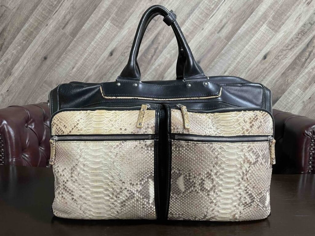 シノダのパイソンレザービジネスバッグ(経年変化後)