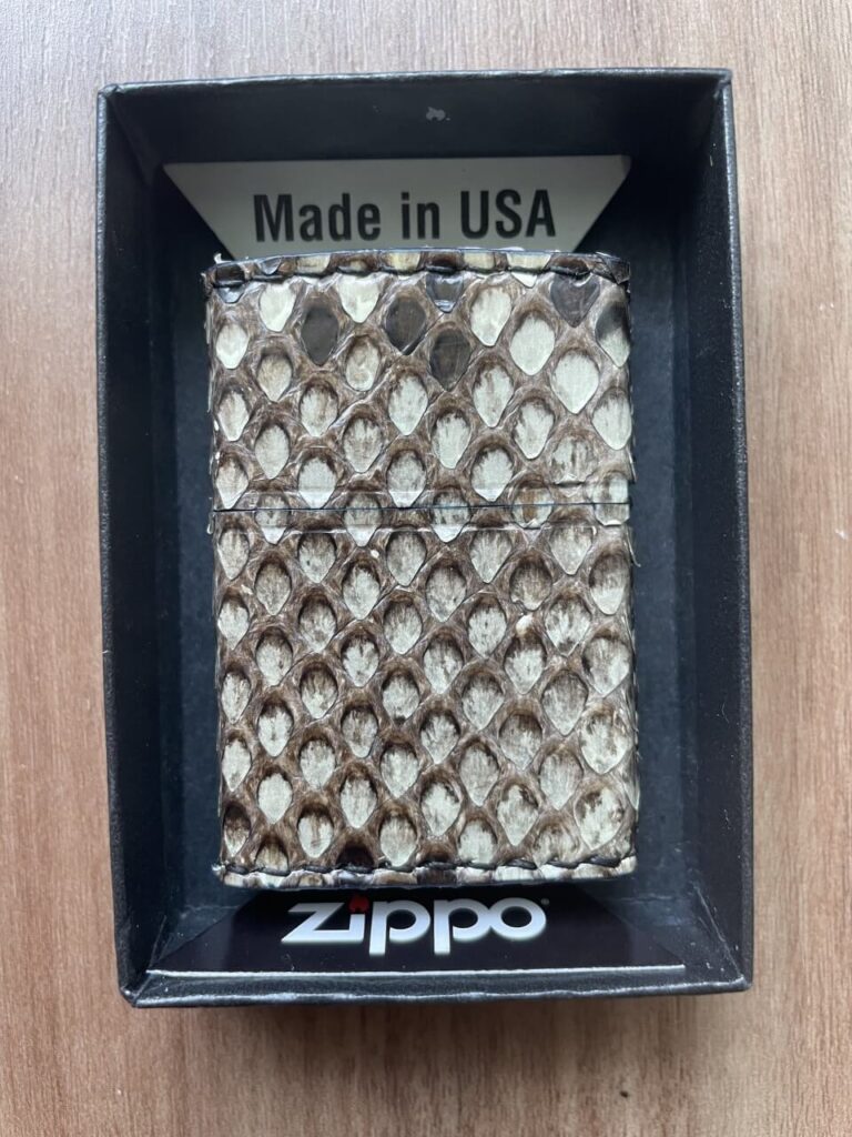 手縫い本錦蛇革巻きzippo(新品時・背面)