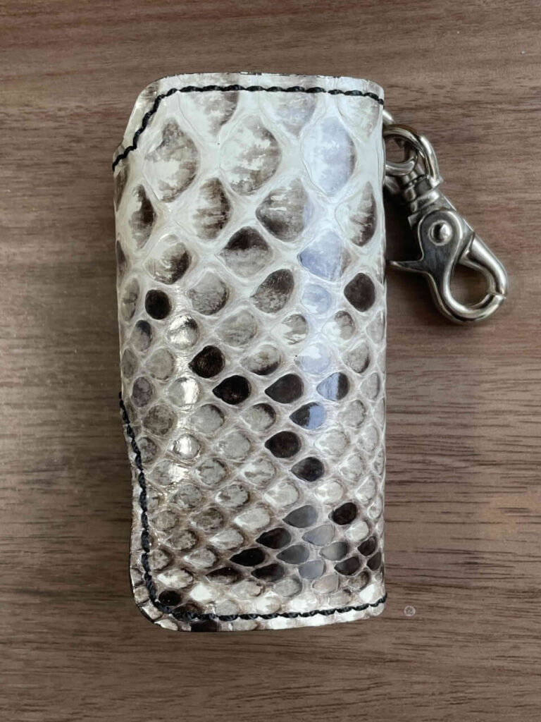 KC,s ハンギングキーケース パイソンレザー(新品時・背面)