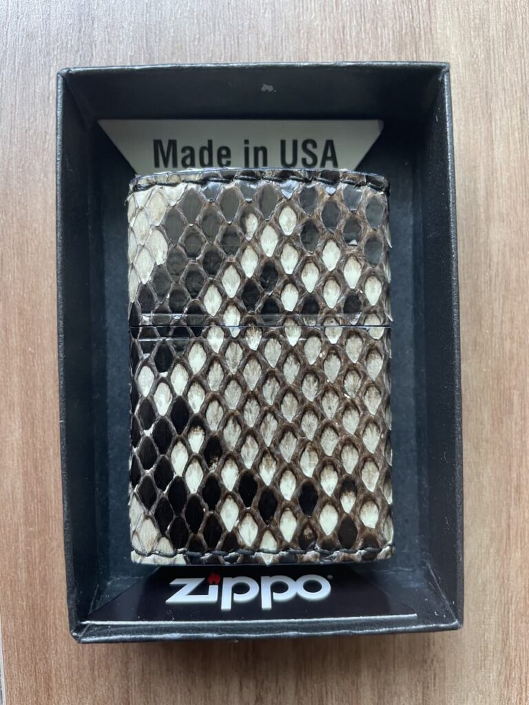 手縫い本錦蛇革巻きzippo(新品時・前面)