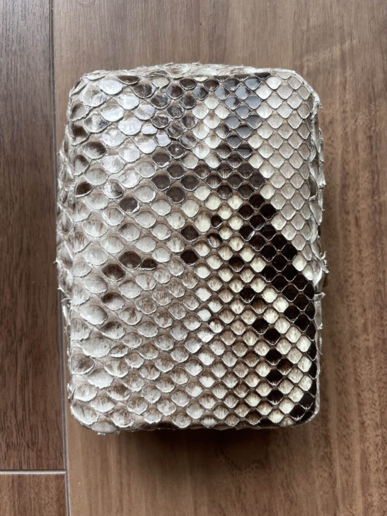 パイソンレザーのシガレットケース(新品時・前面)