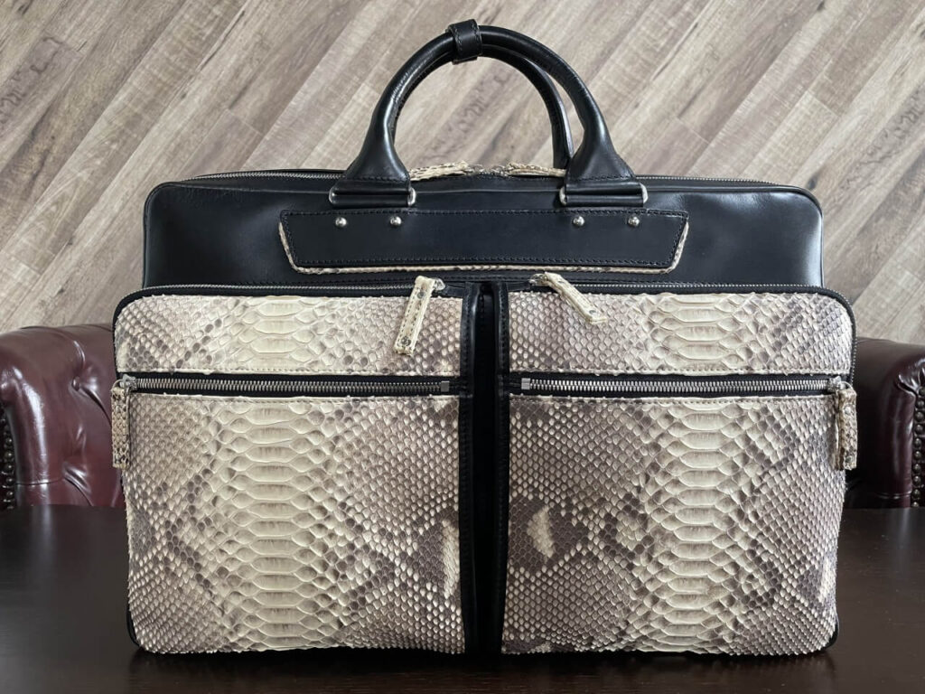 シノダのパイソンレザービジネスバッグ(新品時)