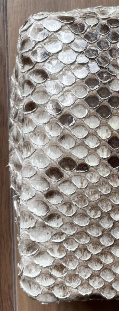 新品のパイソンレザーはウロコが反っている。