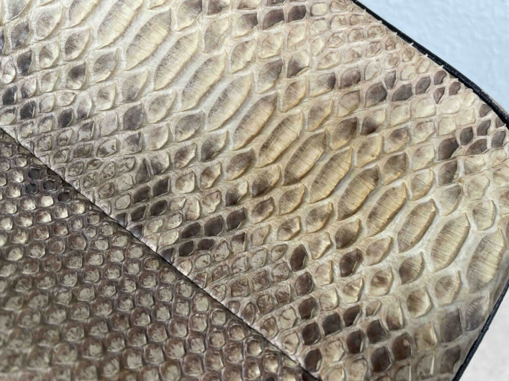 マット加工のパイソンレザーにレプタイルクリームを塗布。