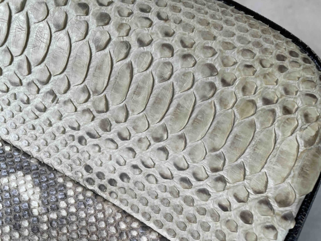 マット加工のパイソンレザーにレプタイルクリームを塗布してから1日後