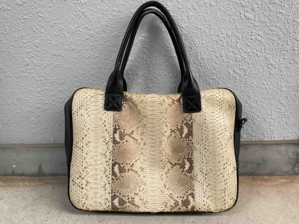 手入れ後のパイソンバッグ