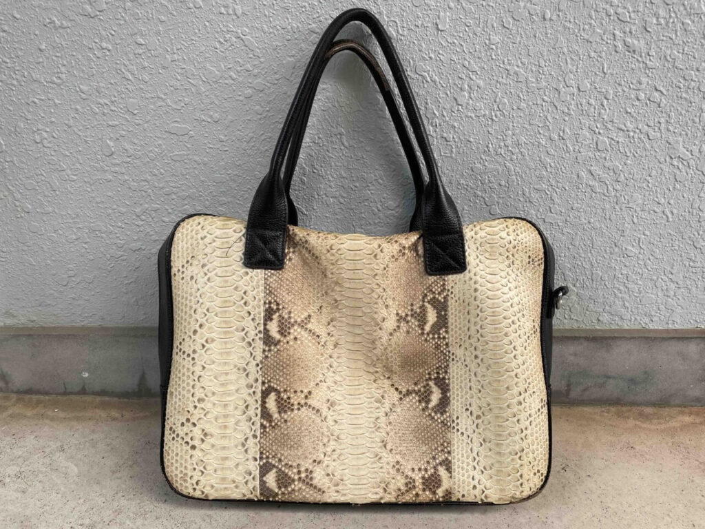手入れ前のパイソンバッグ