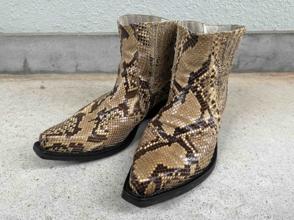 手入れ後のパイソンショートブーツ