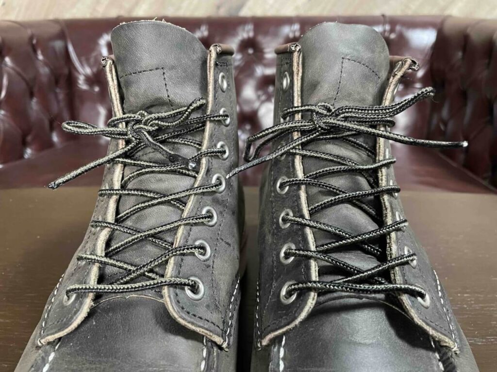 レッドウィング8890に取り付けられた"タスランレース グリーン/ブラック"。