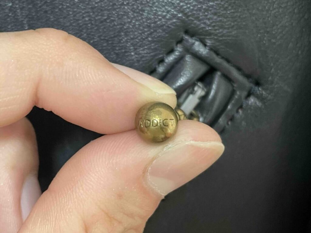 アディクトクローズのボールチェーンジップの刻印