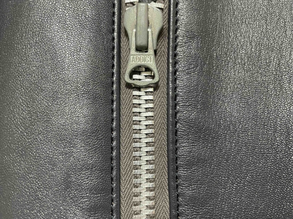 アディクトクローズのアルミ製ジッパー