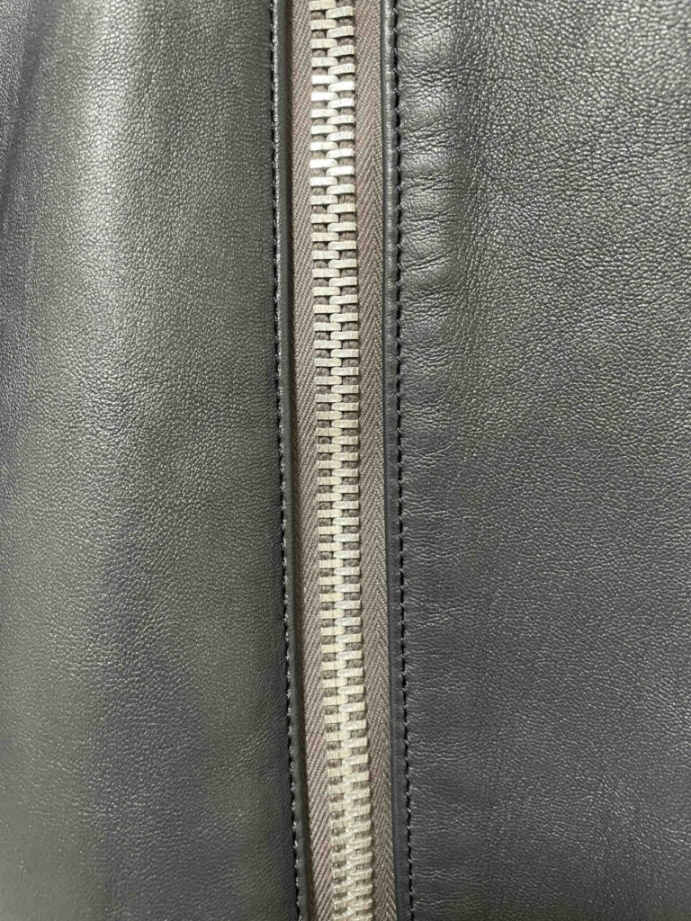 アディクトクローズのボディのジッパーテープ