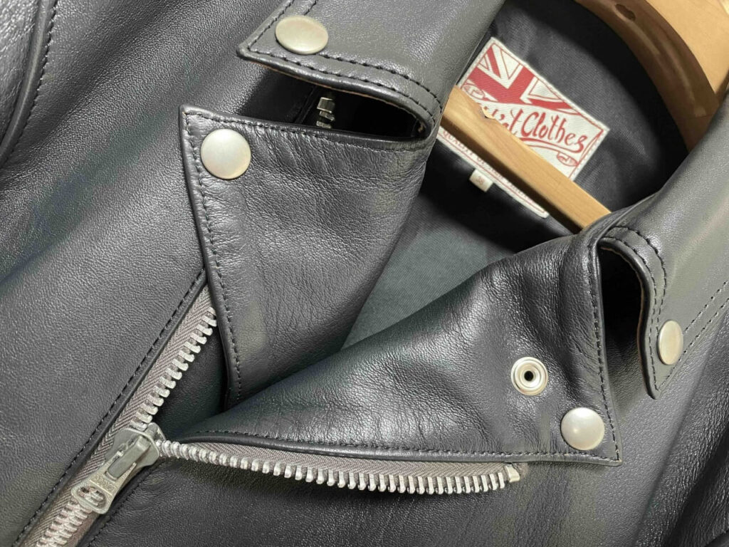 アディクトクローズのくすんだシルバーのスナップボタン