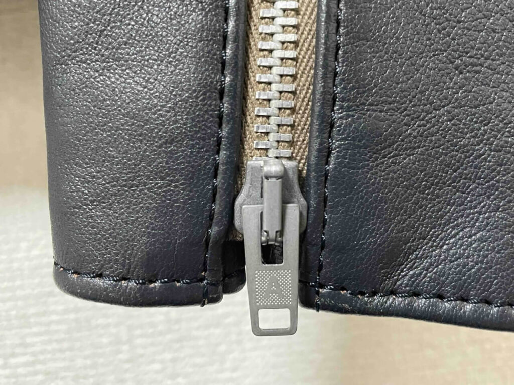 アディクトクローズの袖ジッパー