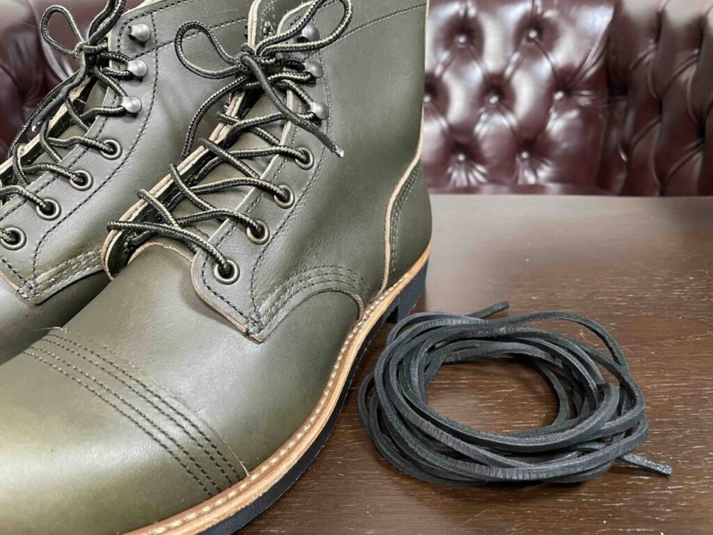 アルパインモデルにはブラックのレザーシューレースも付属。