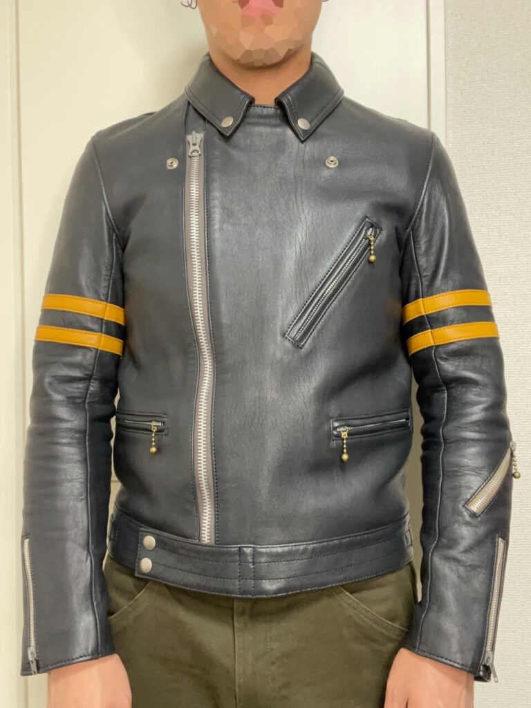 サイクロン型ジャケットのジッパーを上まで閉める。